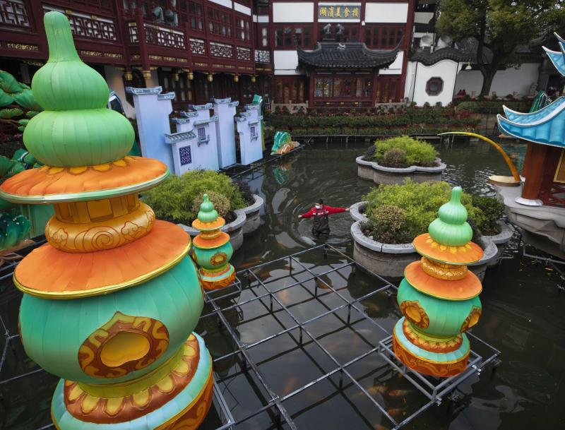 El Año Nuevo Chino comenzará oficialmente el viernes 12 de febrero pero las preparaciones para su llegada ya han arrancado en Shanghai dejando bonitas imágenes a su paso. 2021 será el año del buey de metal, que tomará el relevo a la rata.