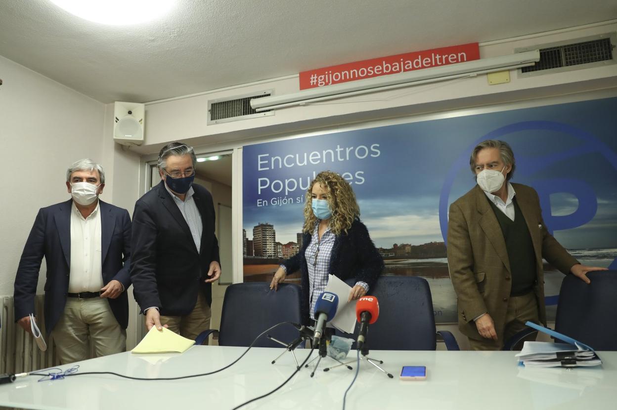 Marín con Pablo González y Teresa Mallada en la sede del PP. 