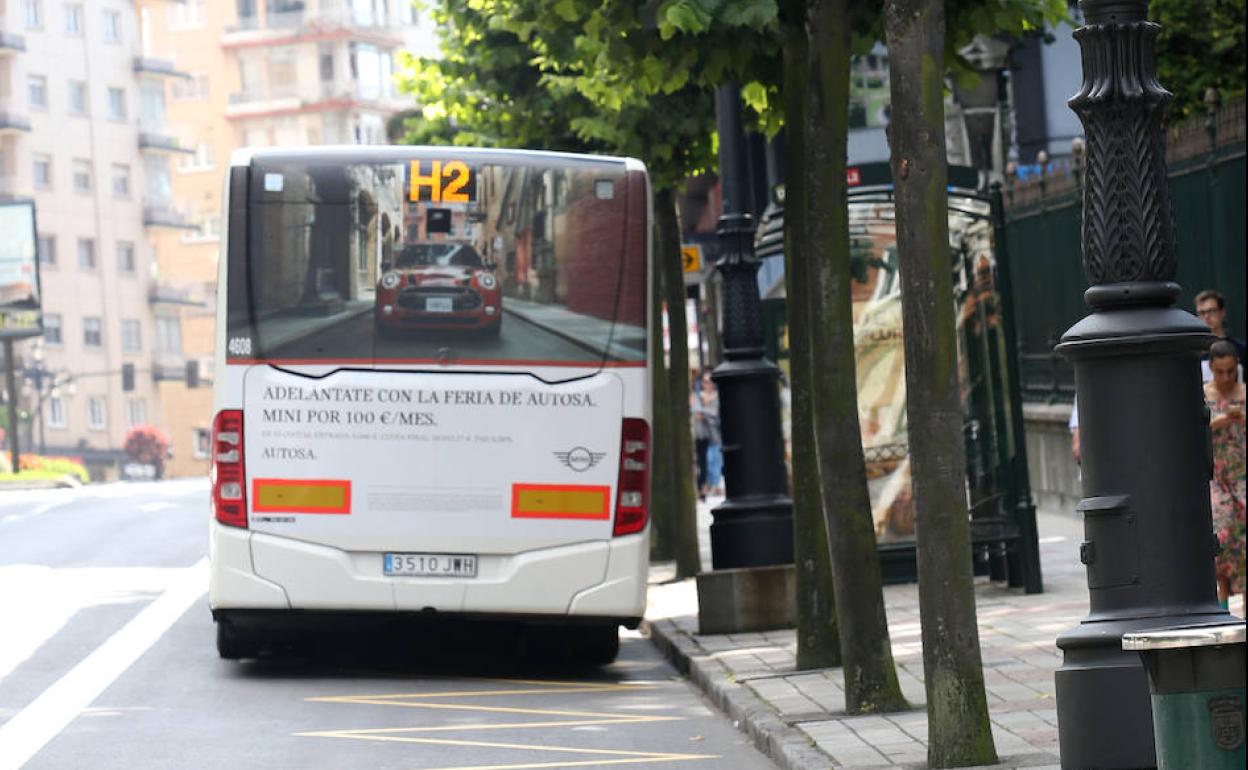 Un autobús circula por el carril bus de la calle del Conde de Toreno