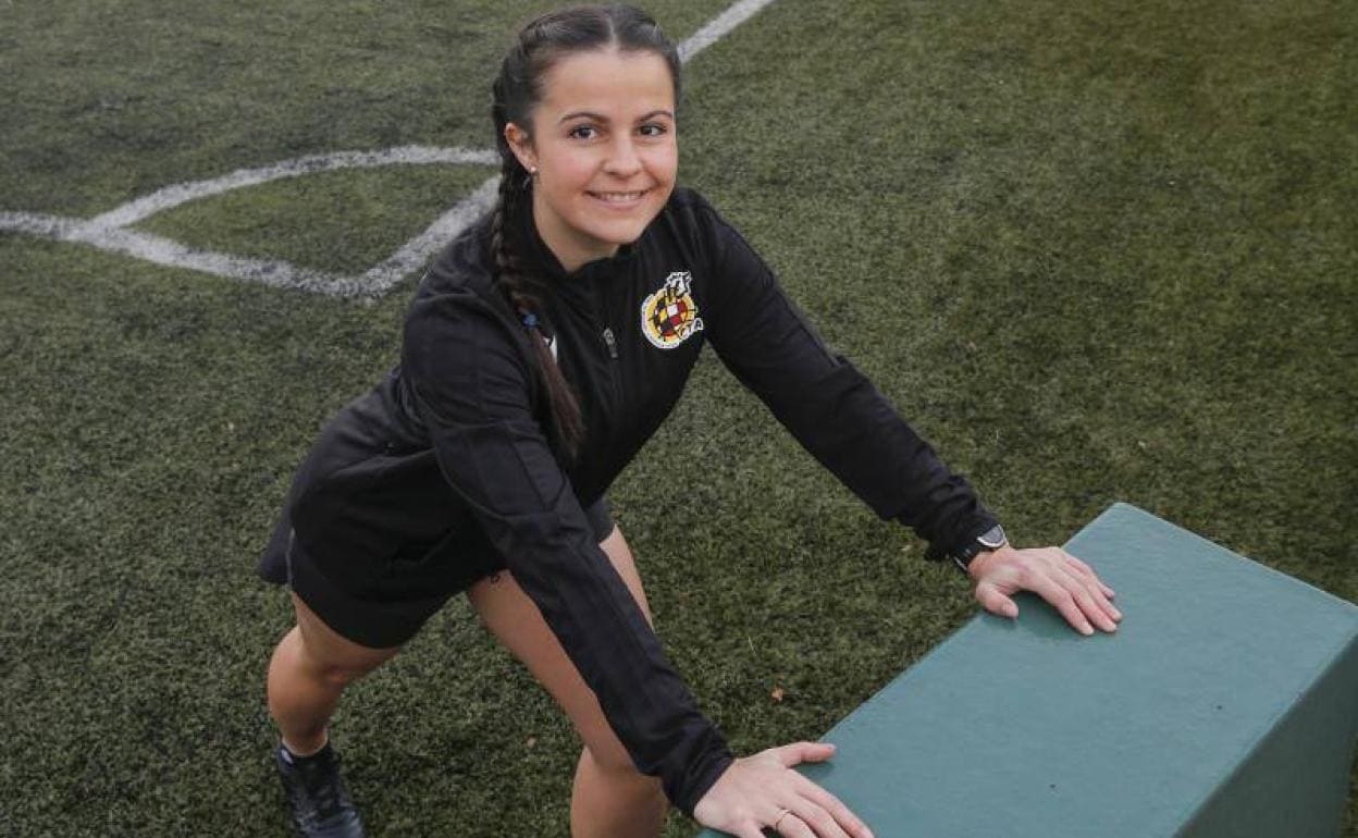 Eliana Fernández, única árbitra asistente asturiana en la máxima categoría del fútbol femenino.