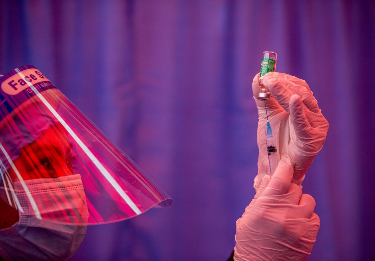 Una profesional sanitaria prepara una dosis de la vacuna contra la covid. 