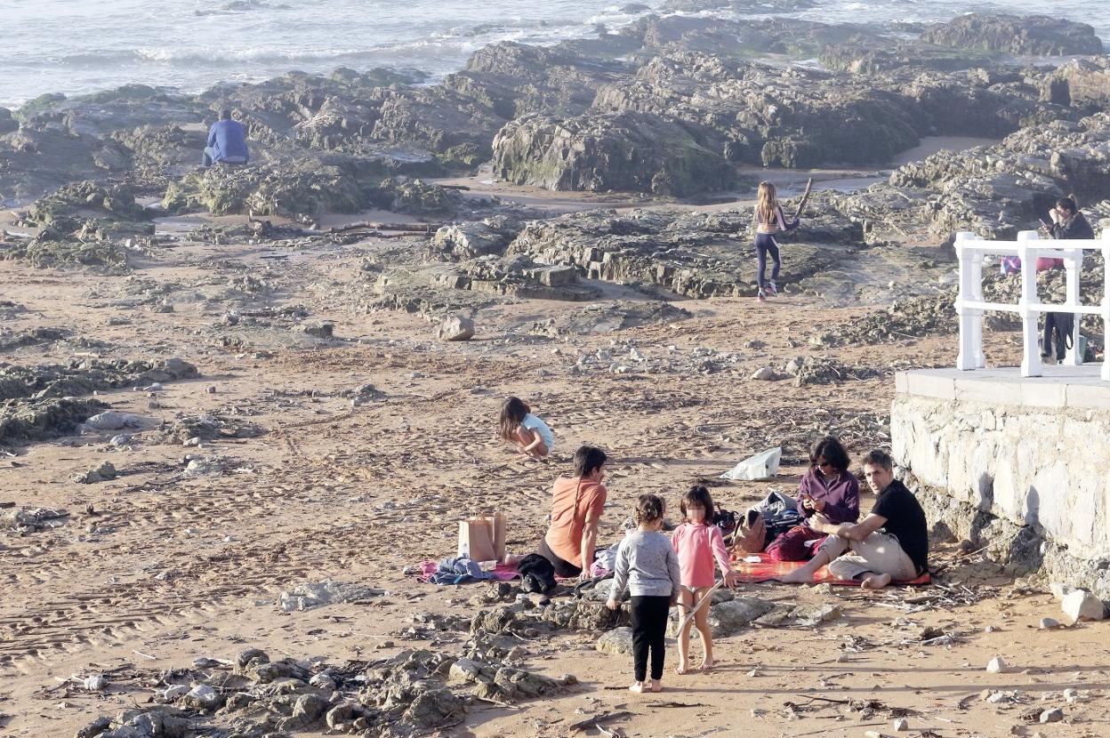 Algunas familias disfrutaron de la jornada en Gijón. 