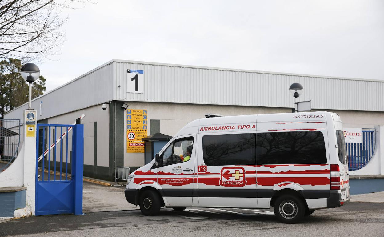 Traslado de pacientes en ambulancia al recinto ferial Luis Adaro, en Gijón 