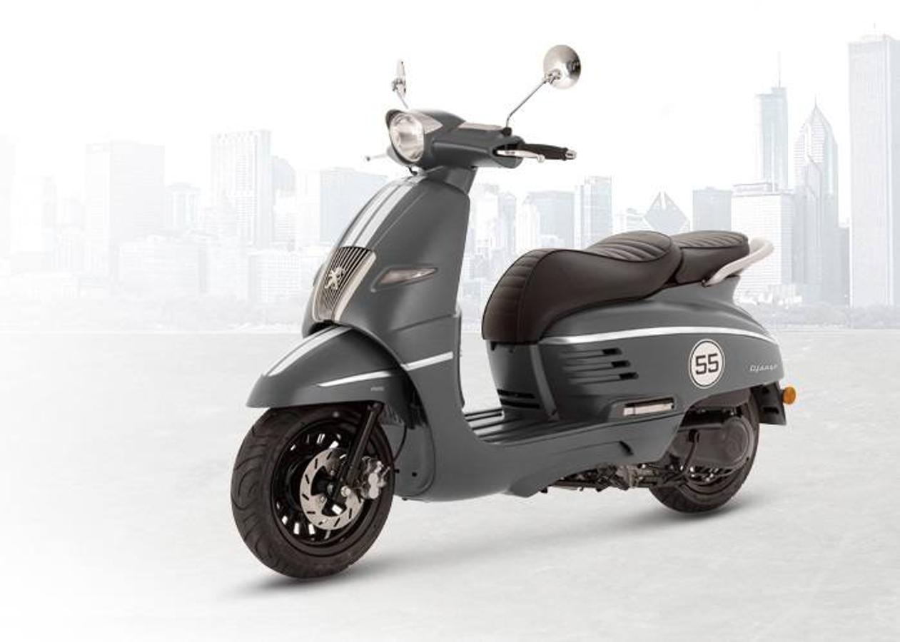 Peugeot Django 125: Este scooter de diseño retro e inspirado en el S55, evoca a los años 50 y a la historia de la marca del león. Y es que su versión Sport rinde homenaje al pasado deportivo de Peugeot que se hizo con las competiciones más importantes de dos ruedas. Django equipa el nuevo motor de inyección EasyMotion Euro, con tres propulsores diferentes muy eficientes. Equipa también un alumbrado full LED y el sistema de frenada ABS para una conducción más segura.