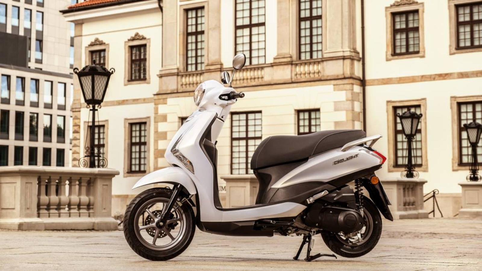 Yamaha D’elight 125: Dentro del gran catálogo de Scooters con las que cuenta Yamaha, no podemos pasar por alto la D’elight 125, uno de los mejores modelos para moverse por la ciudad y que, además de por su elegante diseño, destaca por su potente motor Blue Core de 125 cc refrigerado por aire. Otro punto a destacar es que con el depósito lleno pesa únicamente 101 kg y se desenvuelve con bastante agilidad por el entorno urbano.