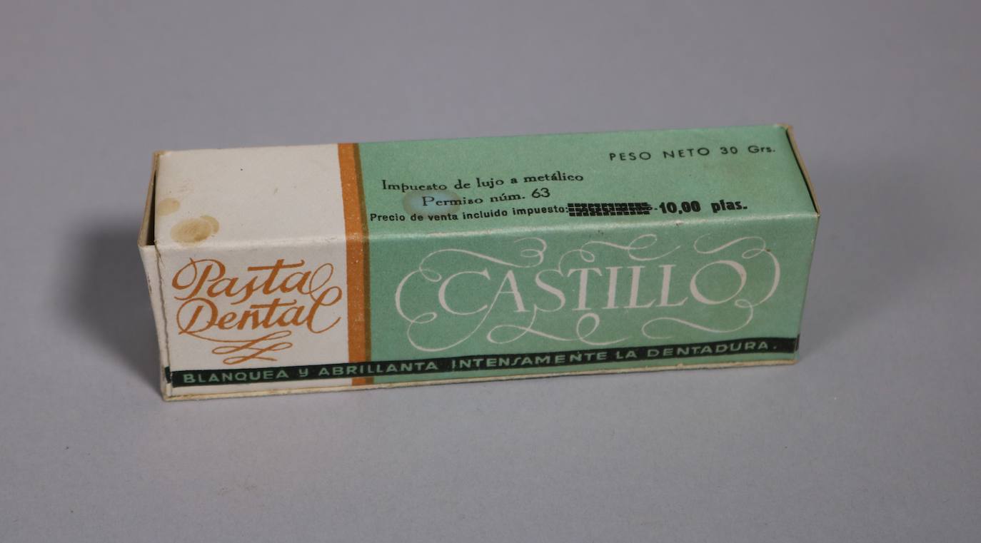 El Museo del Pueblo de Asturias suma una colección de instrumentos y utensilios de la Farmacia y Laboratorio «Castillo», que incluye antiguo material de publicidad y una colección de fotografías y películas de la vida gijonesa desde 1895 a 1972