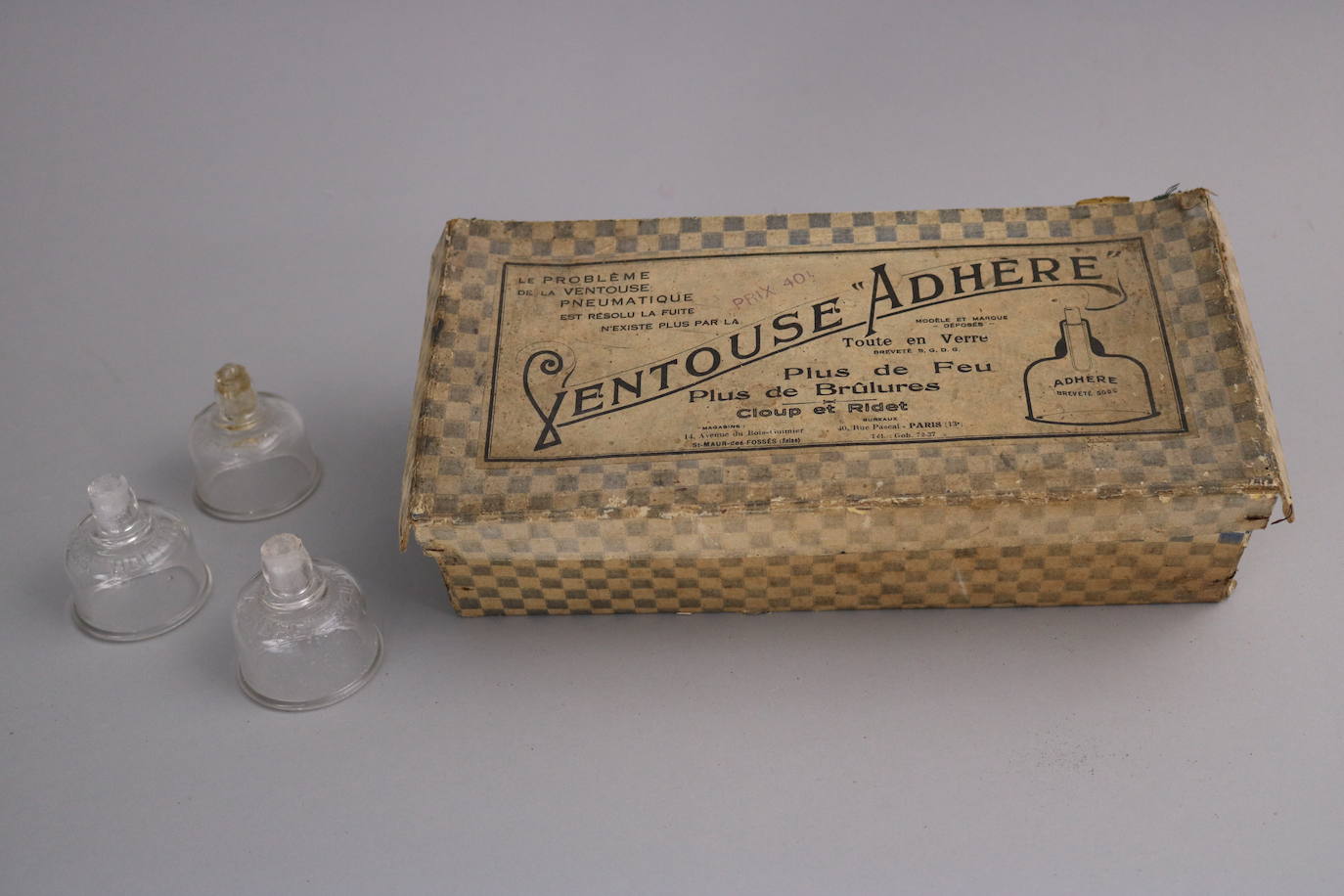 El Museo del Pueblo de Asturias suma una colección de instrumentos y utensilios de la Farmacia y Laboratorio «Castillo», que incluye antiguo material de publicidad y una colección de fotografías y películas de la vida gijonesa desde 1895 a 1972