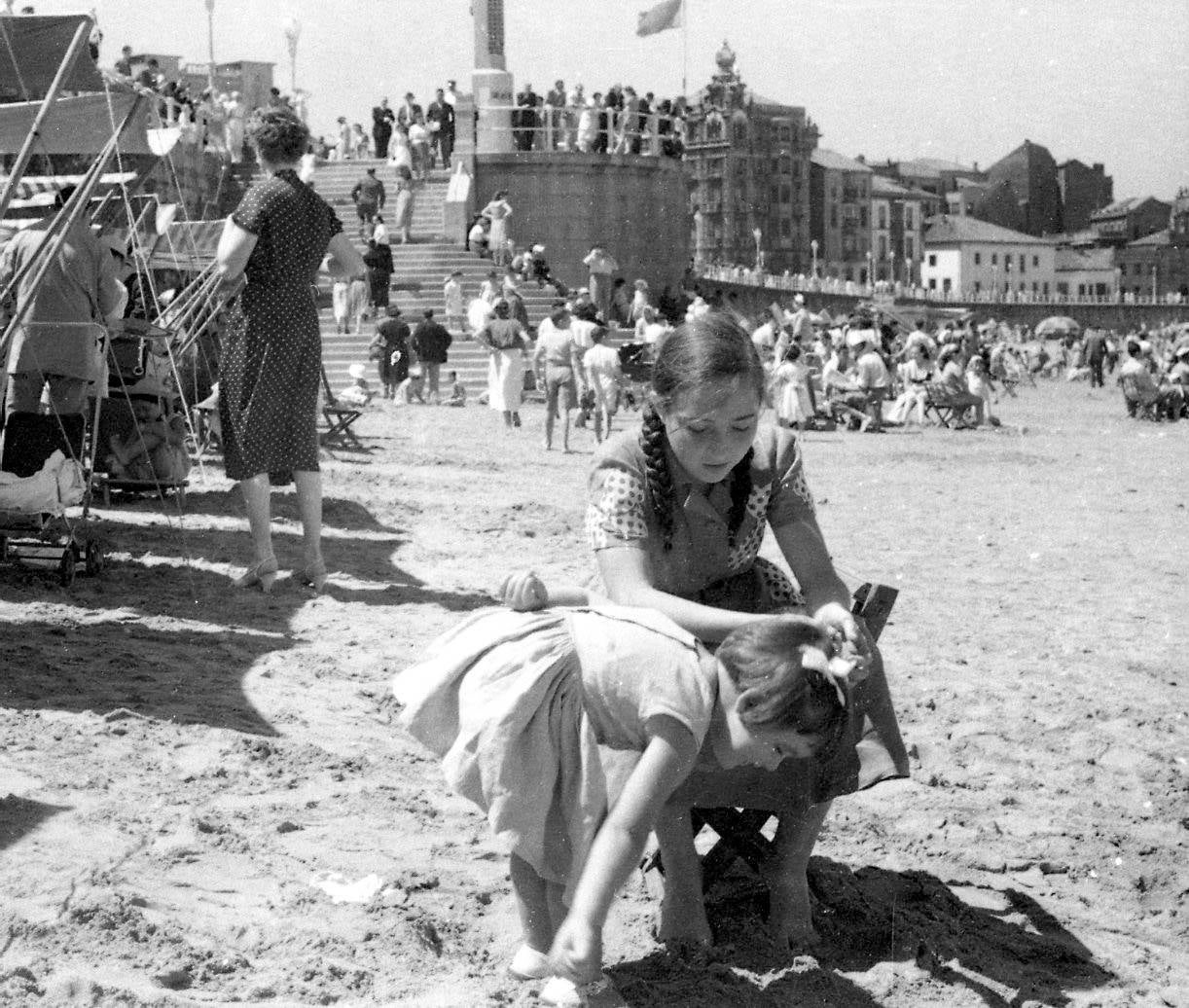 El Museo del Pueblo de Asturias suma una colección de instrumentos y utensilios de la Farmacia y Laboratorio «Castillo», que incluye antiguo material de publicidad y una colección de fotografías y películas de la vida gijonesa desde 1895 a 1972