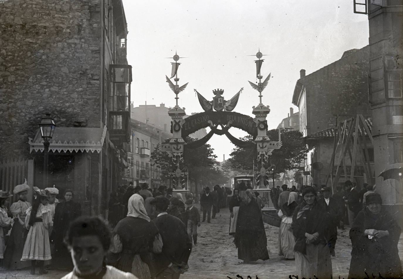 El Museo del Pueblo de Asturias suma una colección de instrumentos y utensilios de la Farmacia y Laboratorio «Castillo», que incluye antiguo material de publicidad y una colección de fotografías y películas de la vida gijonesa desde 1895 a 1972