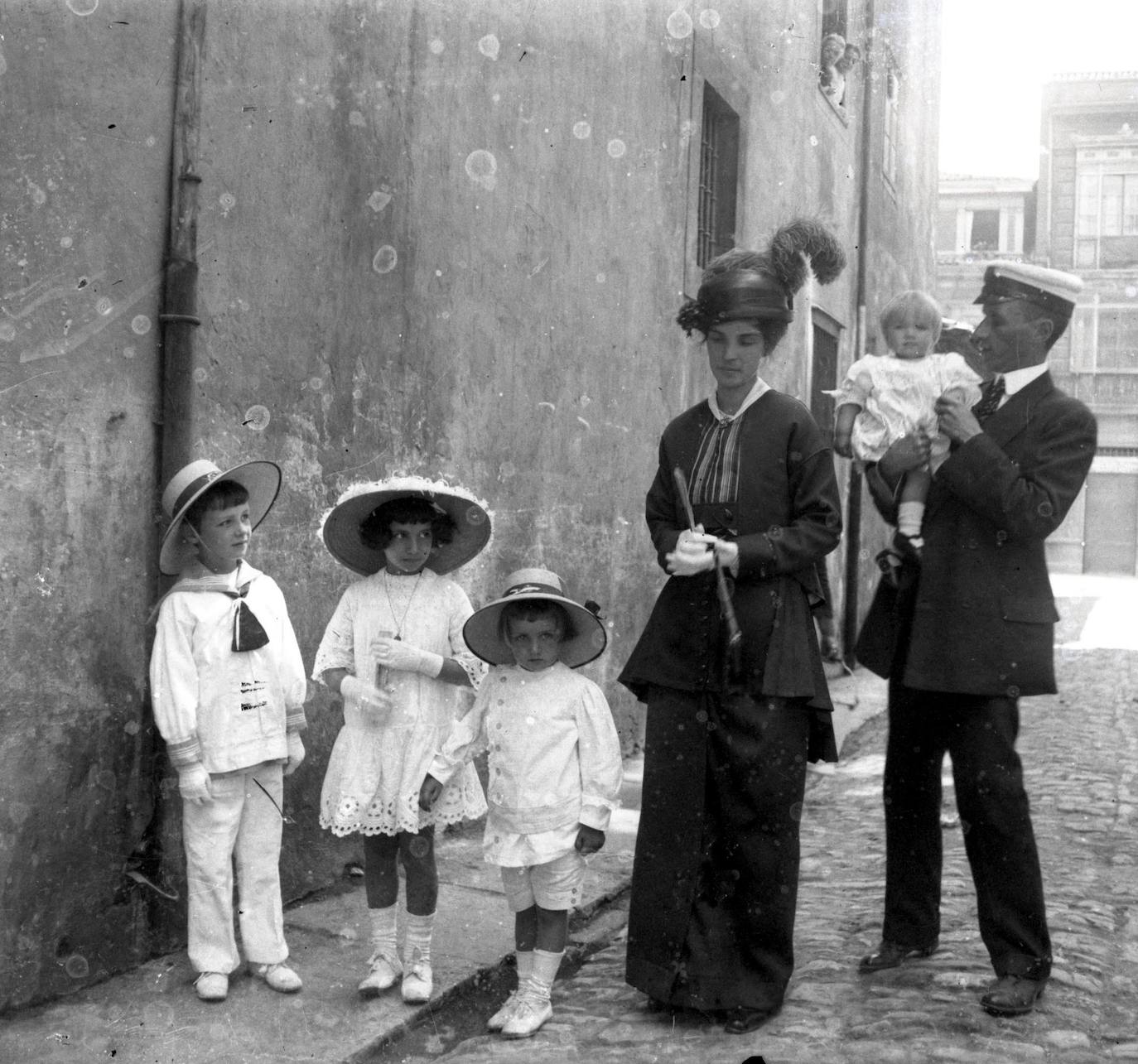 El Museo del Pueblo de Asturias suma una colección de instrumentos y utensilios de la Farmacia y Laboratorio «Castillo», que incluye antiguo material de publicidad y una colección de fotografías y películas de la vida gijonesa desde 1895 a 1972