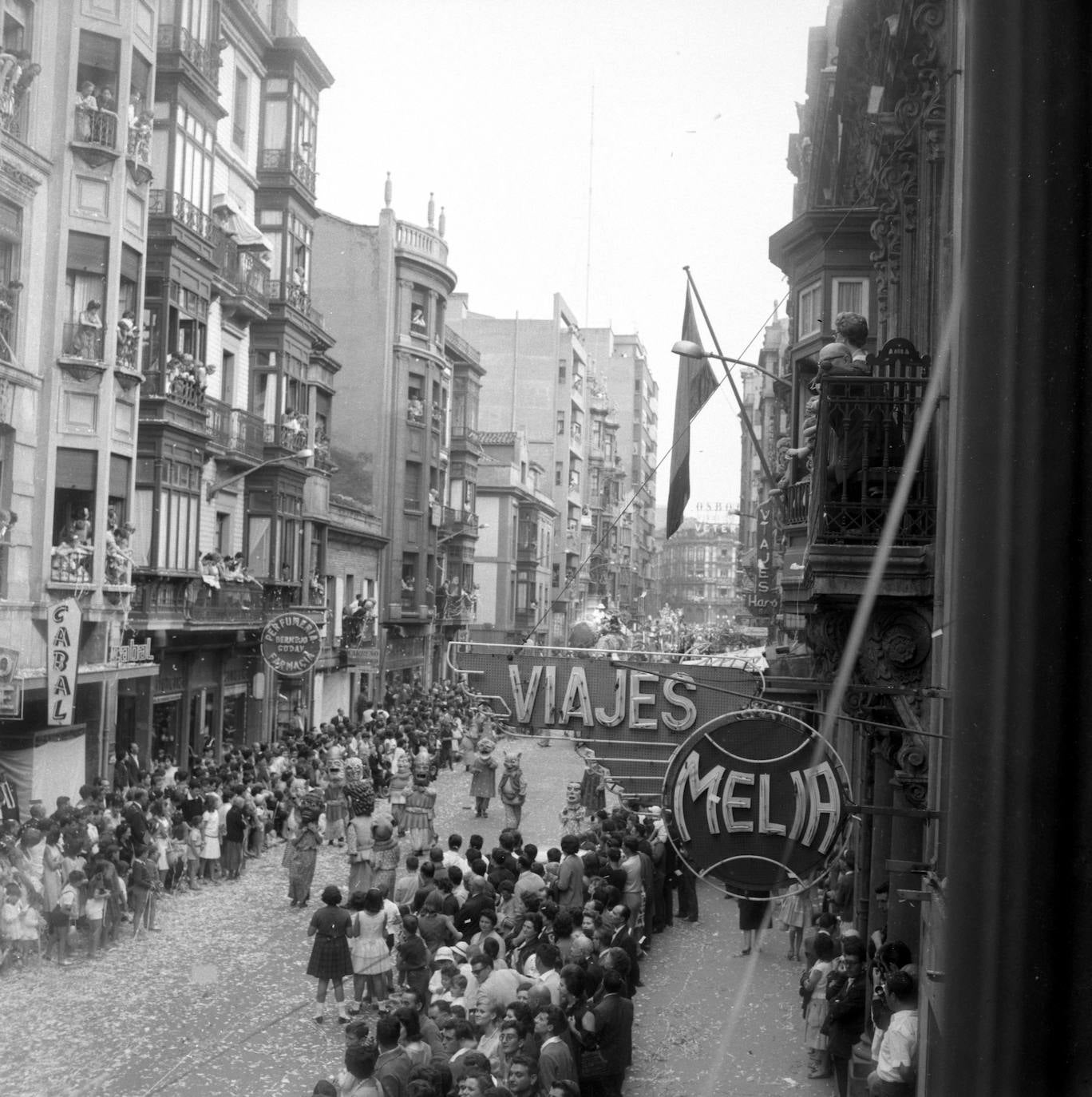El Museo del Pueblo de Asturias suma una colección de instrumentos y utensilios de la Farmacia y Laboratorio «Castillo», que incluye antiguo material de publicidad y una colección de fotografías y películas de la vida gijonesa desde 1895 a 1972