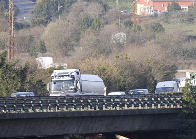 Imagen secundaria 1 - Herido de gravedad un motorista en un accidente en la autopista &#039;Y&#039;