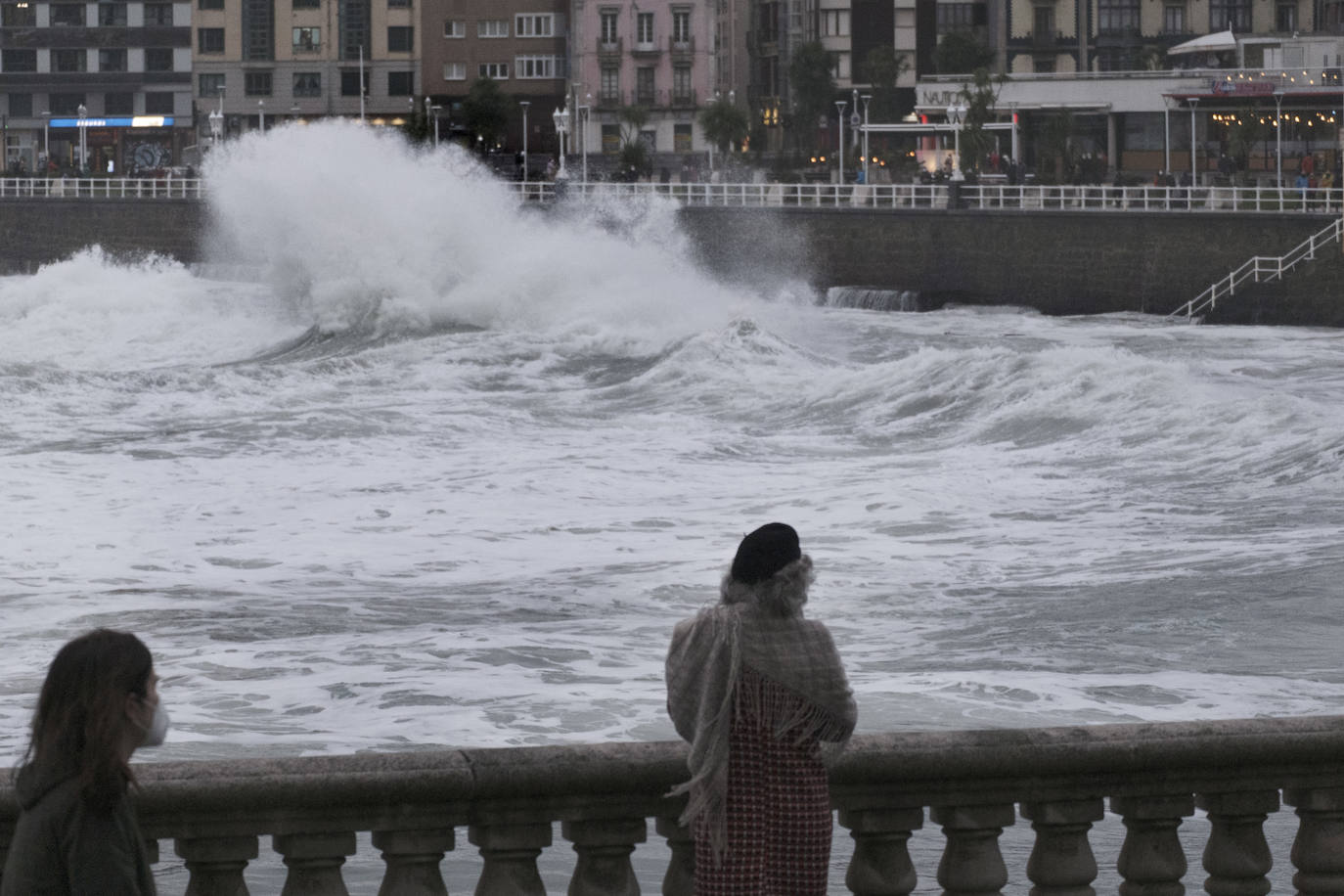 La borrasca 'Justine' se dejó notar en Asturias con rachas de viento de 100 km/h y por las olas de hasta 9 metros en la costa. Fueron muchos los curiosos que se acercaron a comprobar el estado de la mar, sobre todo en San Lorenzo y en la costa oriental.