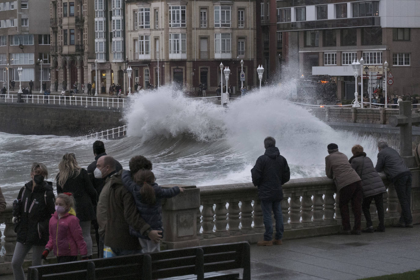 La borrasca 'Justine' se dejó notar en Asturias con rachas de viento de 100 km/h y por las olas de hasta 9 metros en la costa. Fueron muchos los curiosos que se acercaron a comprobar el estado de la mar, sobre todo en San Lorenzo y en la costa oriental.