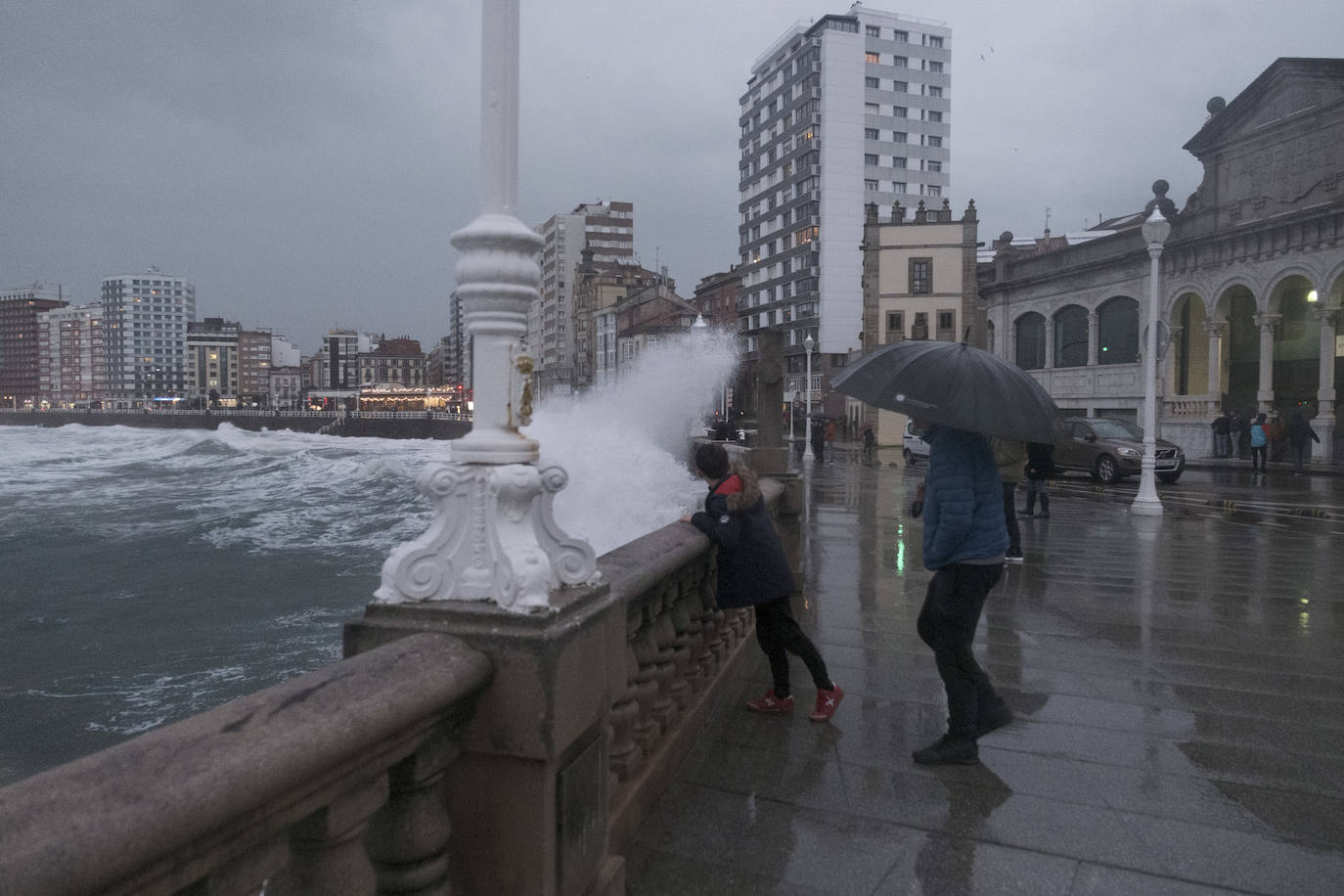 La borrasca 'Justine' se dejó notar en Asturias con rachas de viento de 100 km/h y por las olas de hasta 9 metros en la costa. Fueron muchos los curiosos que se acercaron a comprobar el estado de la mar, sobre todo en San Lorenzo y en la costa oriental.