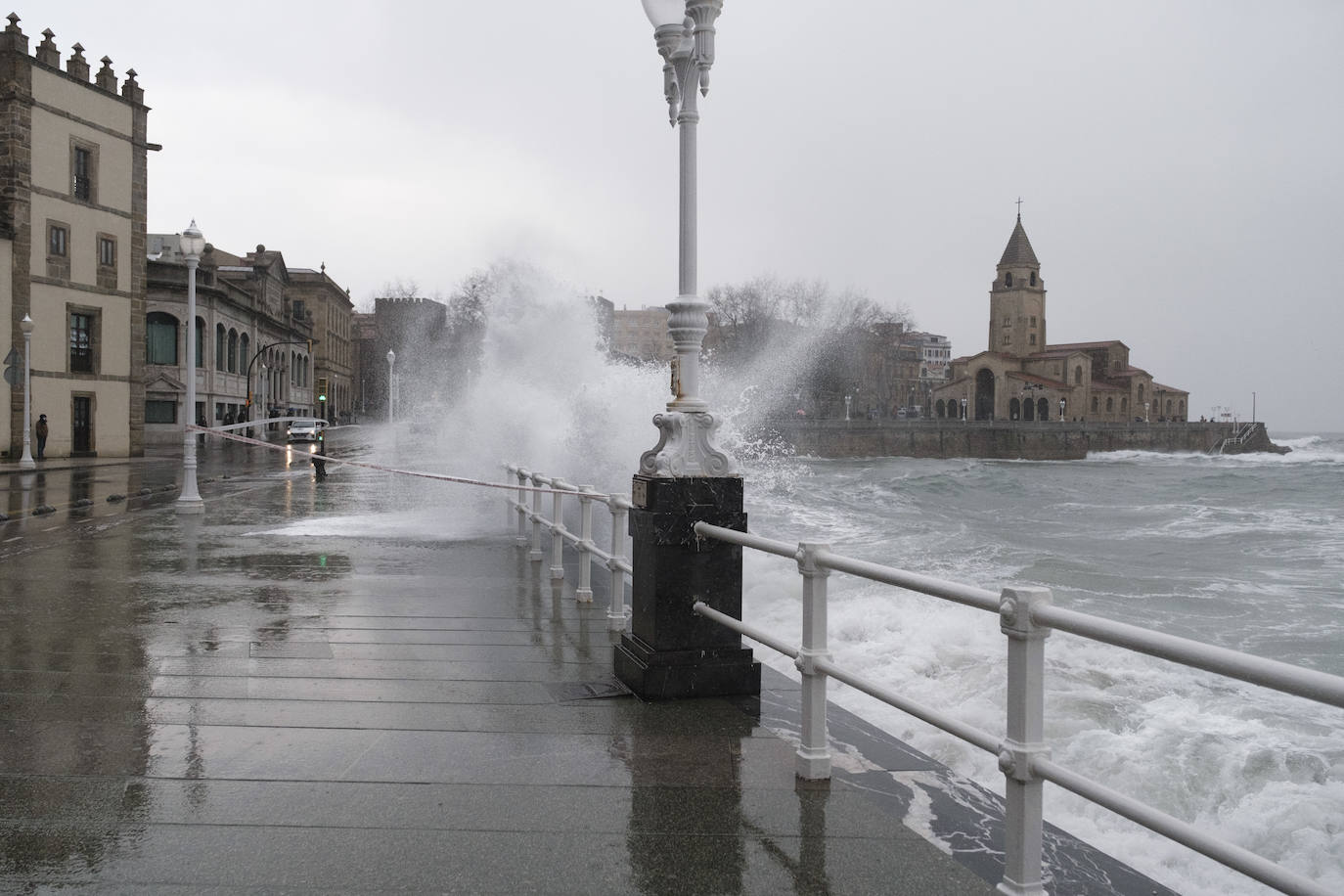 La borrasca 'Justine' se dejó notar en Asturias con rachas de viento de 100 km/h y por las olas de hasta 9 metros en la costa. Fueron muchos los curiosos que se acercaron a comprobar el estado de la mar, sobre todo en San Lorenzo y en la costa oriental.