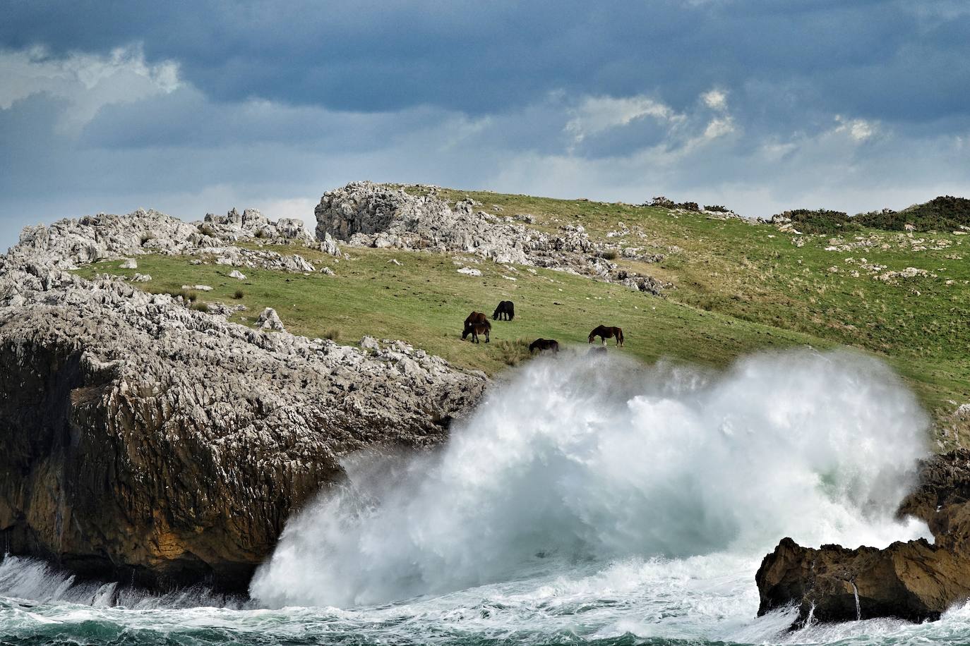 La borrasca 'Justine' se dejó notar en Asturias con rachas de viento de 100 km/h y por las olas de hasta 9 metros en la costa. Fueron muchos los curiosos que se acercaron a comprobar el estado de la mar, sobre todo en San Lorenzo y en la costa oriental.