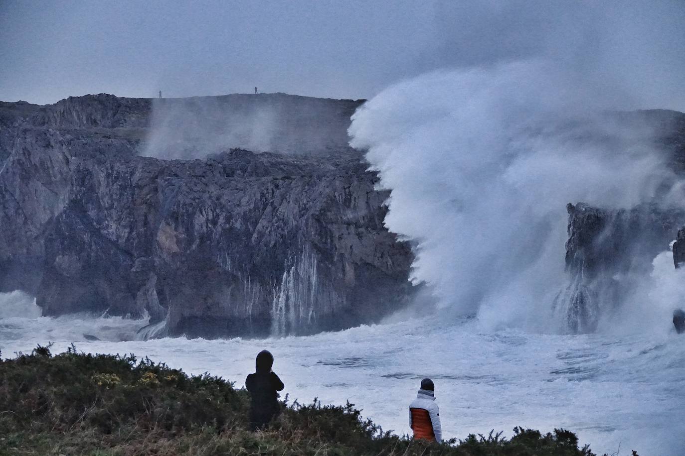 La borrasca 'Justine' se dejó notar en Asturias con rachas de viento de 100 km/h y por las olas de hasta 9 metros en la costa. Fueron muchos los curiosos que se acercaron a comprobar el estado de la mar, sobre todo en San Lorenzo y en la costa oriental.