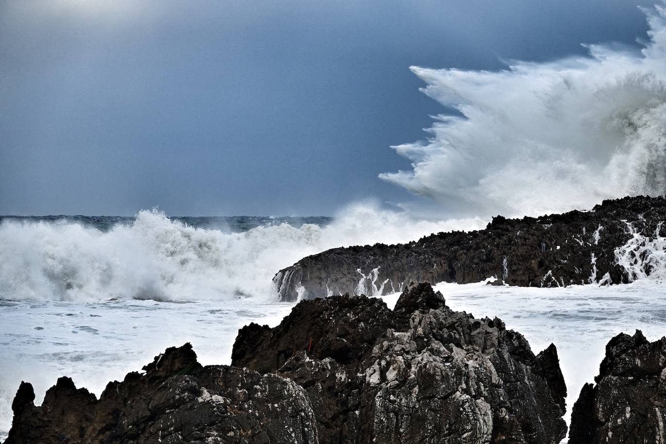 La borrasca 'Justine' se dejó notar en Asturias con rachas de viento de 100 km/h y por las olas de hasta 9 metros en la costa. Fueron muchos los curiosos que se acercaron a comprobar el estado de la mar, sobre todo en San Lorenzo y en la costa oriental.