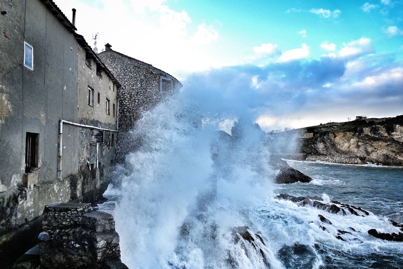 La borrasca 'Justine' se dejó notar en Asturias con rachas de viento de 100 km/h y por las olas de hasta 9 metros en la costa. Fueron muchos los curiosos que se acercaron a comprobar el estado de la mar, sobre todo en San Lorenzo y en la costa oriental.