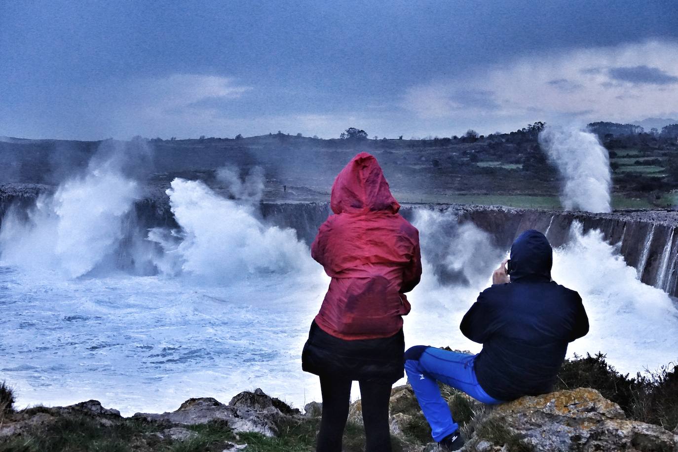 La borrasca 'Justine' se dejó notar en Asturias con rachas de viento de 100 km/h y por las olas de hasta 9 metros en la costa. Fueron muchos los curiosos que se acercaron a comprobar el estado de la mar, sobre todo en San Lorenzo y en la costa oriental.