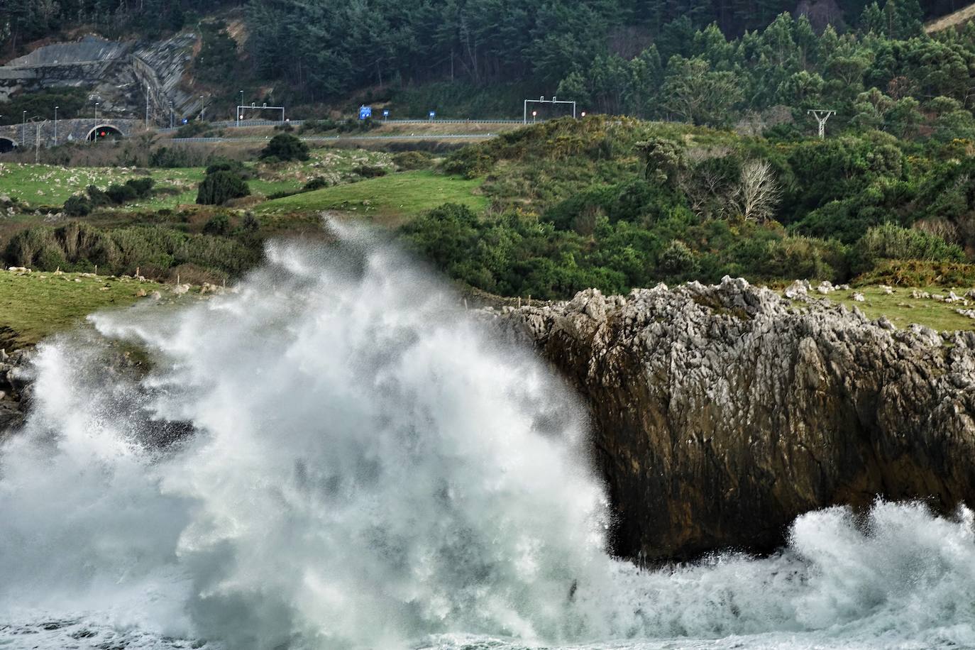 La borrasca 'Justine' se dejó notar en Asturias con rachas de viento de 100 km/h y por las olas de hasta 9 metros en la costa. Fueron muchos los curiosos que se acercaron a comprobar el estado de la mar, sobre todo en San Lorenzo y en la costa oriental.