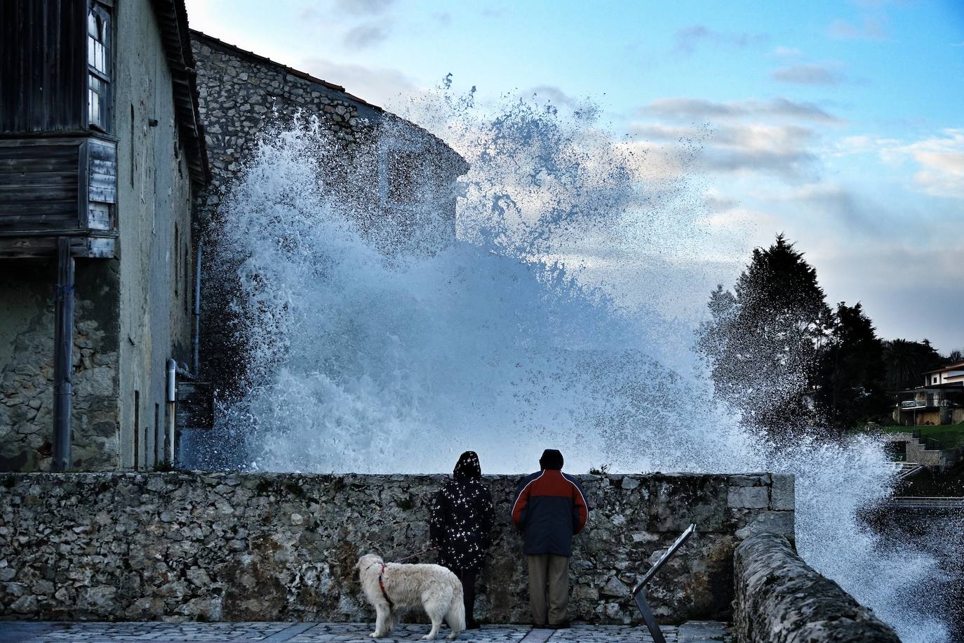 La borrasca 'Justine' se dejó notar en Asturias con rachas de viento de 100 km/h y por las olas de hasta 9 metros en la costa. Fueron muchos los curiosos que se acercaron a comprobar el estado de la mar, sobre todo en San Lorenzo y en la costa oriental.