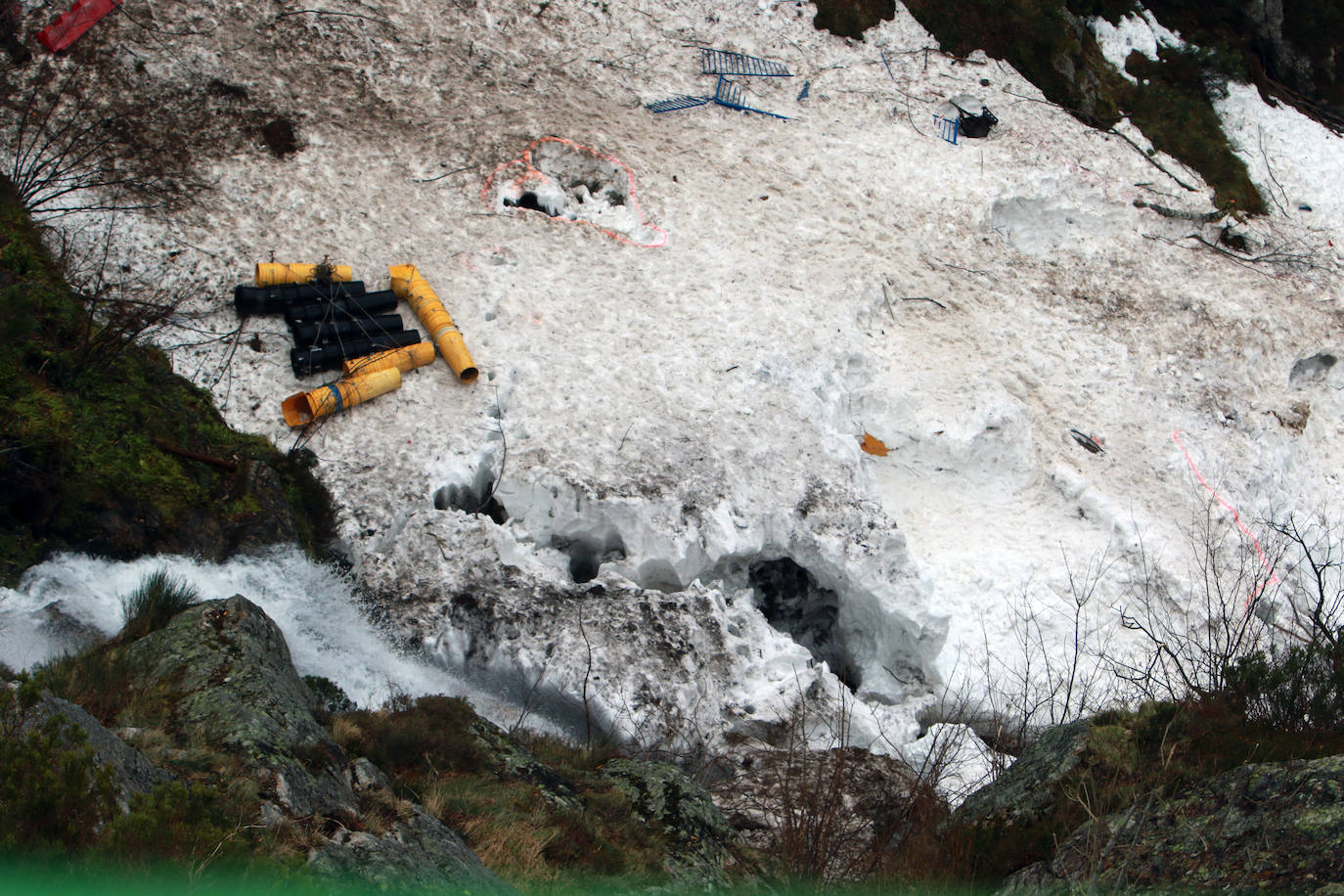 El dispositivo de búsqueda integrado por efectivos de Bomberos del Servicio de Emergencias del Principado de Asturias (SEPA), junto a miembros del GREIM de la Guardia Civil, localizaron este sábado el cuerpo de Virgilio García, el operario de carreteras del Principado que resultó sepultado por un alud el día de Año Nuevo