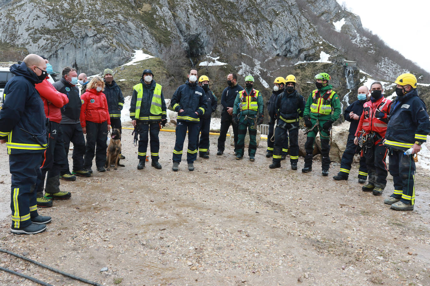 El dispositivo de búsqueda integrado por efectivos de Bomberos del Servicio de Emergencias del Principado de Asturias (SEPA), junto a miembros del GREIM de la Guardia Civil, localizaron este sábado el cuerpo de Virgilio García, el operario de carreteras del Principado que resultó sepultado por un alud el día de Año Nuevo