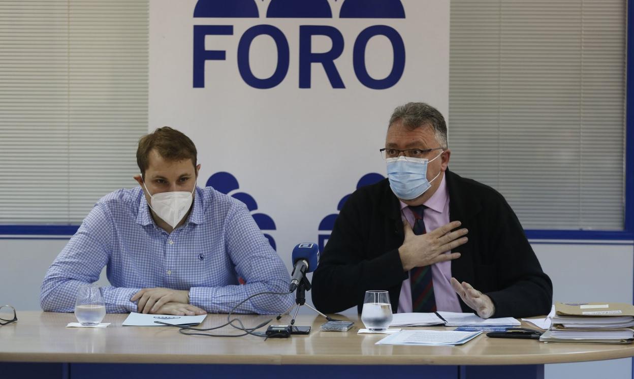 Adrián Pumares e Isidro Martínez Oblanca, ayer, en Gijón. 
