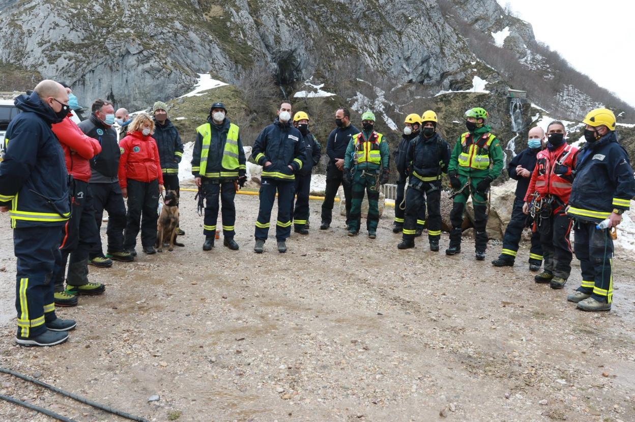 El jefe de Bomberos, Eduardo Rubio, se dirige a los miembros del operativo. 