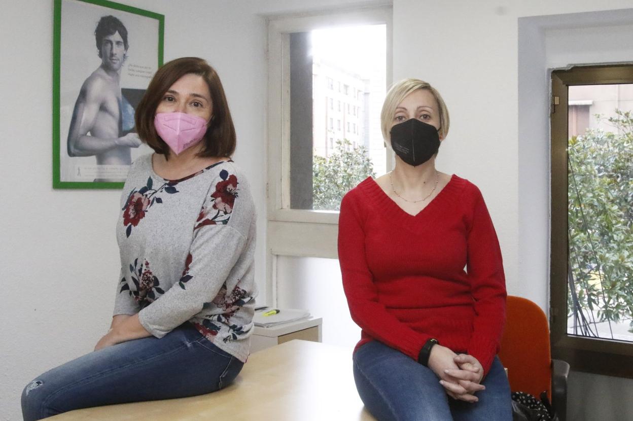 Carmen Orallo, voluntaria, y Sonia Alonso, que está recuperándose de un cáncer de páncreas. 