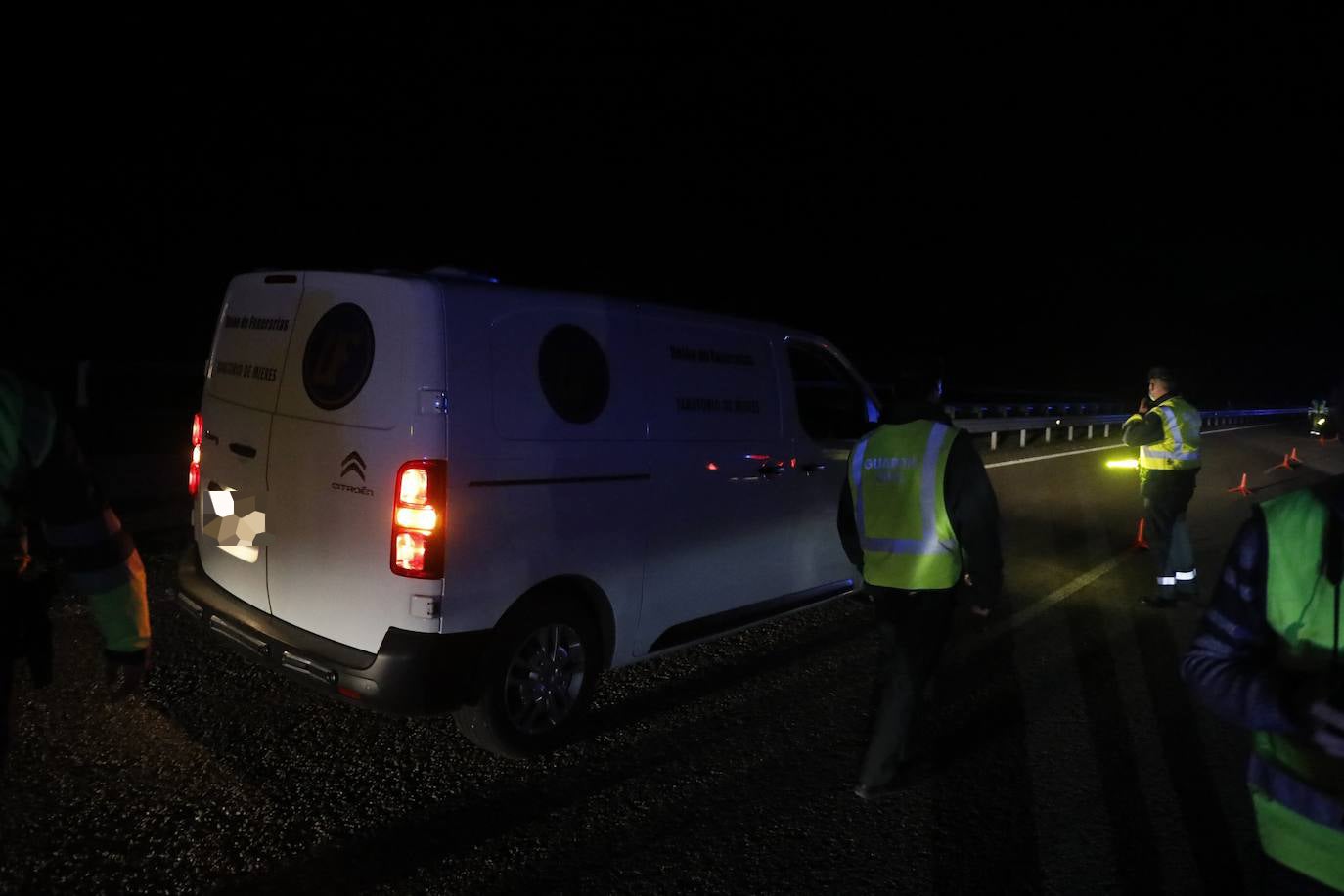 Un guardia civil ha muerto y dos de sus compañeros están heridos de en un accidente sucedido este lunes en la autovía Minera (AS-I), en sentido de Mieres. Según testigos presenciales el accidente fue provocado por el conductor de una furgoneta que arrolló a los agentes que se disponían a establecer un control.