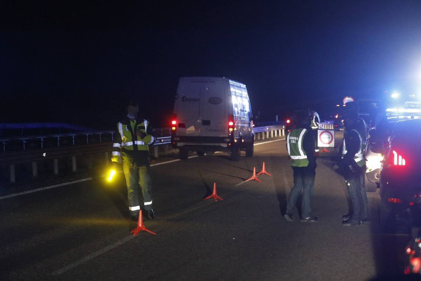 Un guardia civil ha muerto y dos de sus compañeros están heridos de en un accidente sucedido este lunes en la autovía Minera (AS-I), en sentido de Mieres. Según testigos presenciales el accidente fue provocado por el conductor de una furgoneta que arrolló a los agentes que se disponían a establecer un control.
