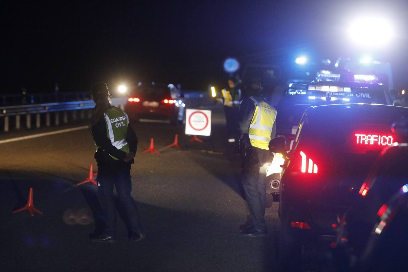 Un guardia civil ha muerto y dos de sus compañeros están heridos de en un accidente sucedido este lunes en la autovía Minera (AS-I), en sentido de Mieres. Según testigos presenciales el accidente fue provocado por el conductor de una furgoneta que arrolló a los agentes que se disponían a establecer un control.