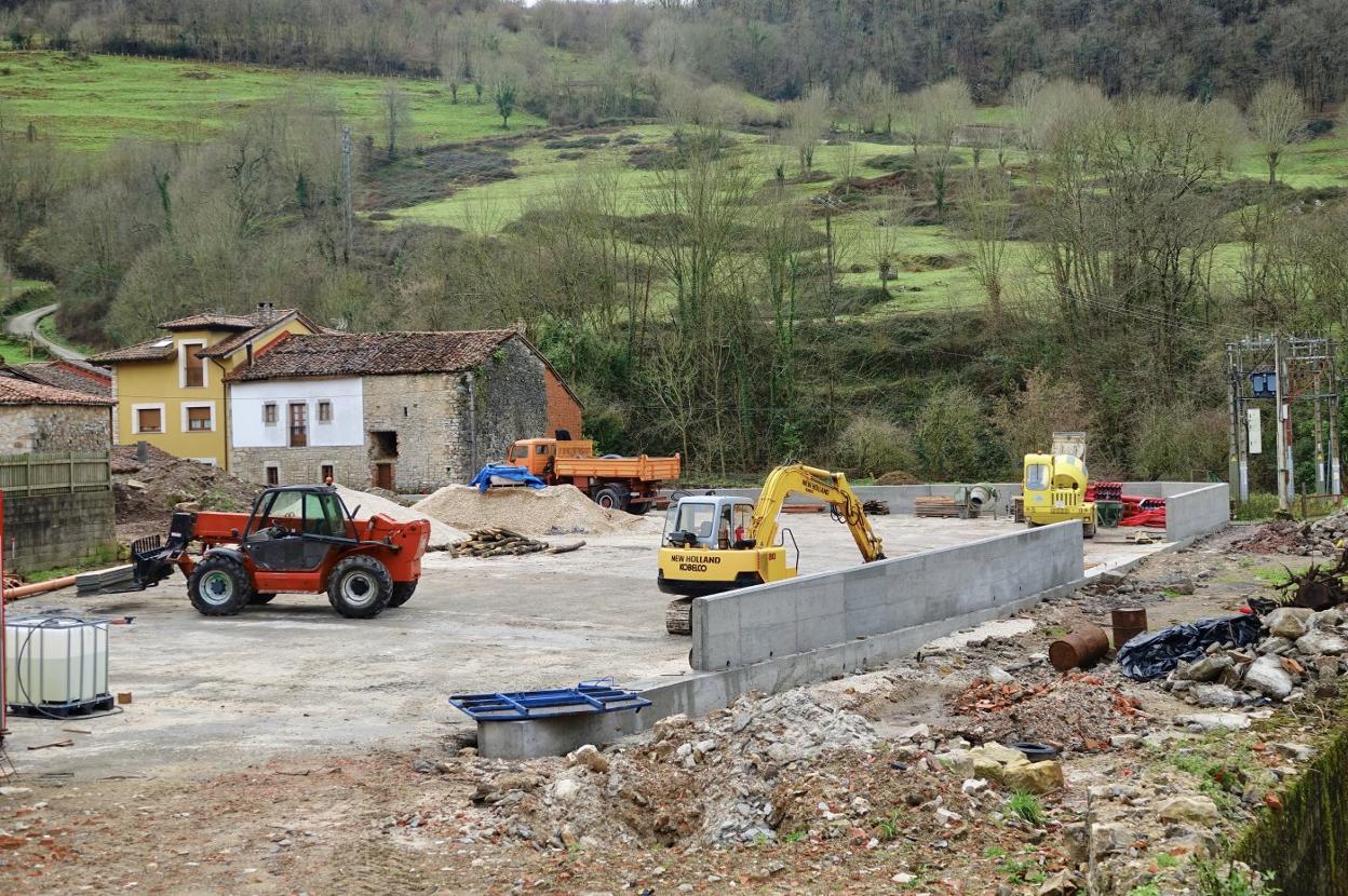 Las obras de urbanización de la futura residencia de mayores de Onís están ya en marcha. 