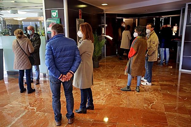 Amigos y compañeros acompañaron a la familia de Virgilio García en el tanatorio. 