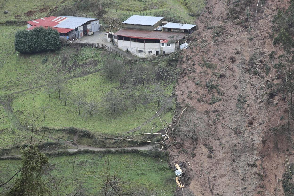 La gran lengua de tierra se deslizó a pocos metros de una cuadra de la parroquia de Candanal. 