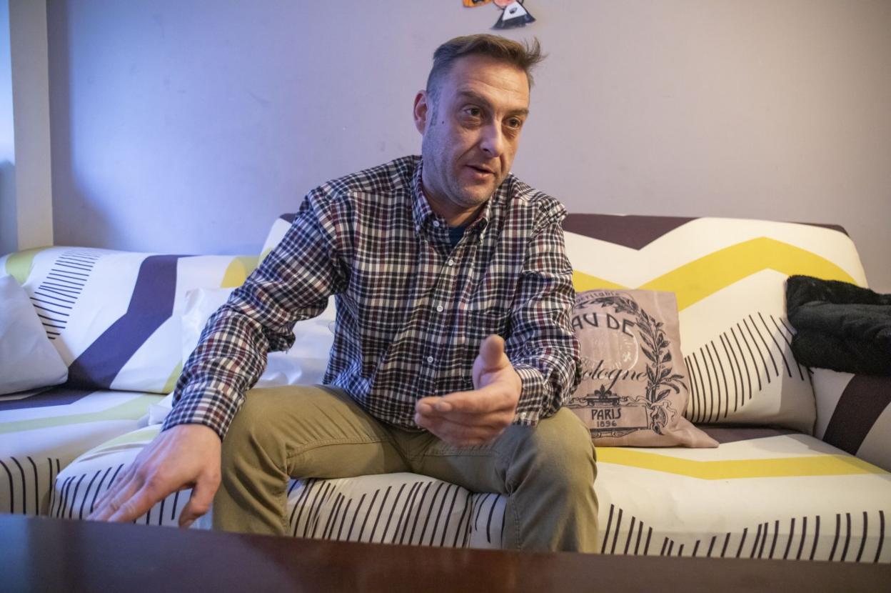 Francisco Dacuña, hermano de Lorena, en su domicilio. 