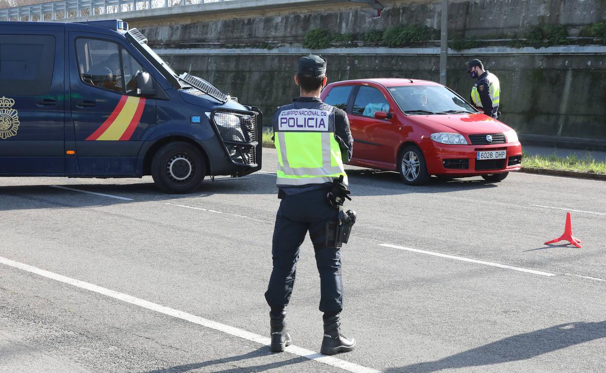 Un control de tráfico para garantizar el cumplimiento de los cierres perimetrales en Asturias 
