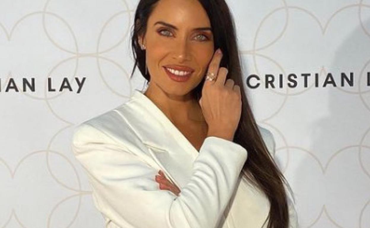 Así es la chaqueta viral de Pilar Rubio que podrías ver en la serie de  'Emily en París