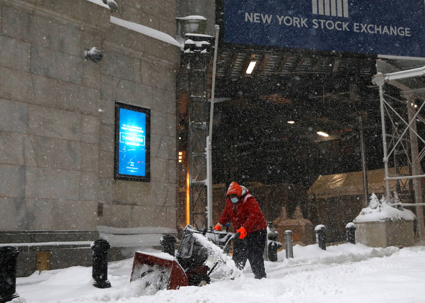 La primera gran nevada del año en Nueva York ha dejado imágenes impresionantes. Está incluso considerada como una de las más copiosas de la historia. Además, el cierre parcial del metro y la prohibición del tráfico de vehículos no esenciales provocó que muchos negocios tuviesen que cerrar ante la imposibilidad de que los empleados llegasen a los puestos de trabajo.