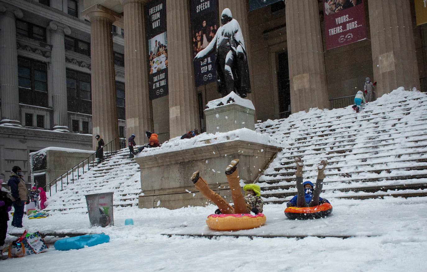 La primera gran nevada del año en Nueva York ha dejado imágenes impresionantes. Está incluso considerada como una de las más copiosas de la historia. Además, el cierre parcial del metro y la prohibición del tráfico de vehículos no esenciales provocó que muchos negocios tuviesen que cerrar ante la imposibilidad de que los empleados llegasen a los puestos de trabajo.