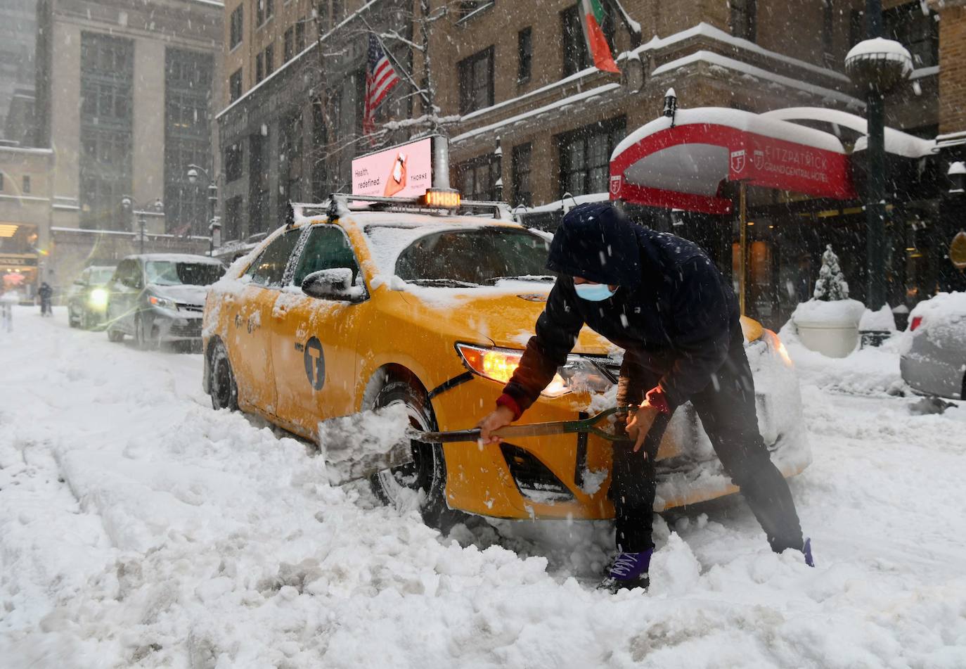 La primera gran nevada del año en Nueva York ha dejado imágenes impresionantes. Está incluso considerada como una de las más copiosas de la historia. Además, el cierre parcial del metro y la prohibición del tráfico de vehículos no esenciales provocó que muchos negocios tuviesen que cerrar ante la imposibilidad de que los empleados llegasen a los puestos de trabajo.