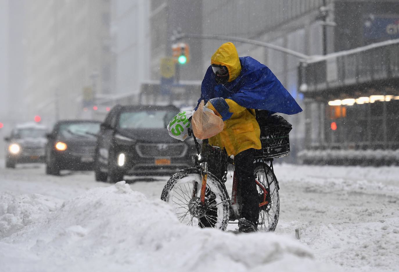 La primera gran nevada del año en Nueva York ha dejado imágenes impresionantes. Está incluso considerada como una de las más copiosas de la historia. Además, el cierre parcial del metro y la prohibición del tráfico de vehículos no esenciales provocó que muchos negocios tuviesen que cerrar ante la imposibilidad de que los empleados llegasen a los puestos de trabajo.