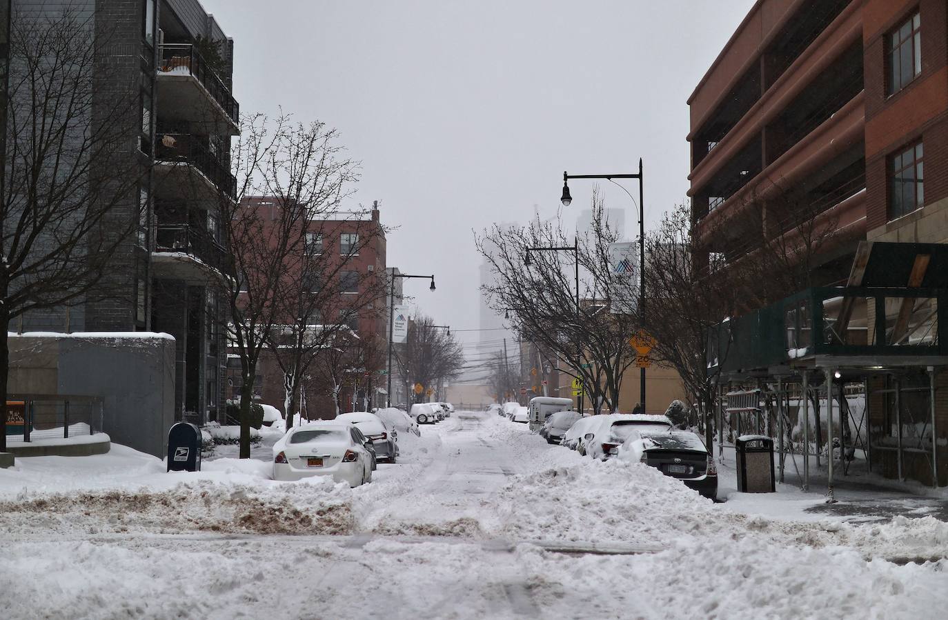 La primera gran nevada del año en Nueva York ha dejado imágenes impresionantes. Está incluso considerada como una de las más copiosas de la historia. Además, el cierre parcial del metro y la prohibición del tráfico de vehículos no esenciales provocó que muchos negocios tuviesen que cerrar ante la imposibilidad de que los empleados llegasen a los puestos de trabajo.