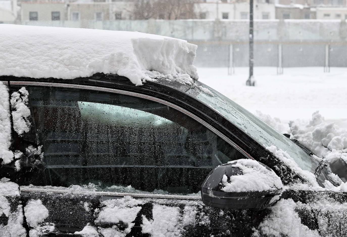 La primera gran nevada del año en Nueva York ha dejado imágenes impresionantes. Está incluso considerada como una de las más copiosas de la historia. Además, el cierre parcial del metro y la prohibición del tráfico de vehículos no esenciales provocó que muchos negocios tuviesen que cerrar ante la imposibilidad de que los empleados llegasen a los puestos de trabajo.