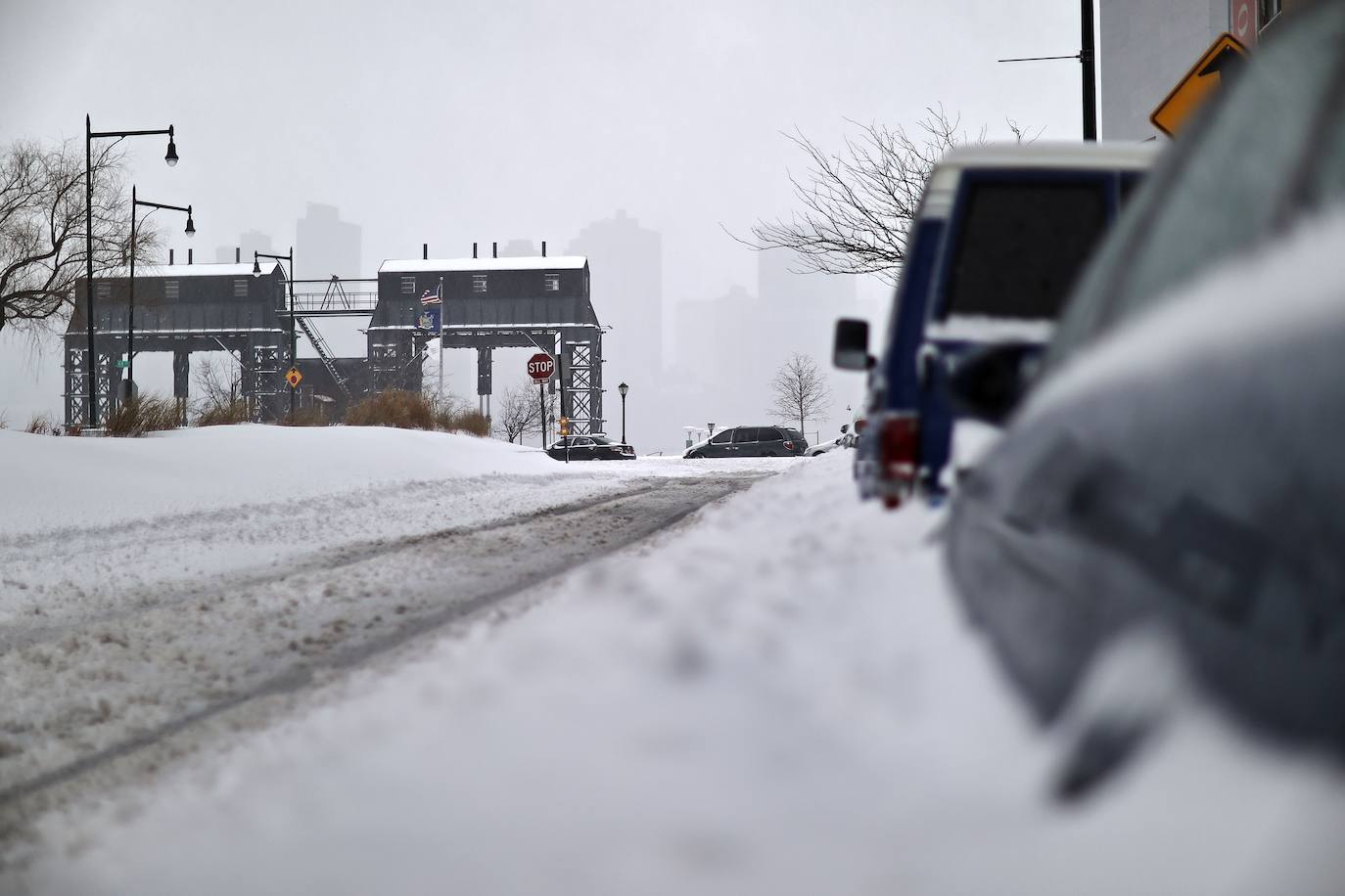 La primera gran nevada del año en Nueva York ha dejado imágenes impresionantes. Está incluso considerada como una de las más copiosas de la historia. Además, el cierre parcial del metro y la prohibición del tráfico de vehículos no esenciales provocó que muchos negocios tuviesen que cerrar ante la imposibilidad de que los empleados llegasen a los puestos de trabajo.