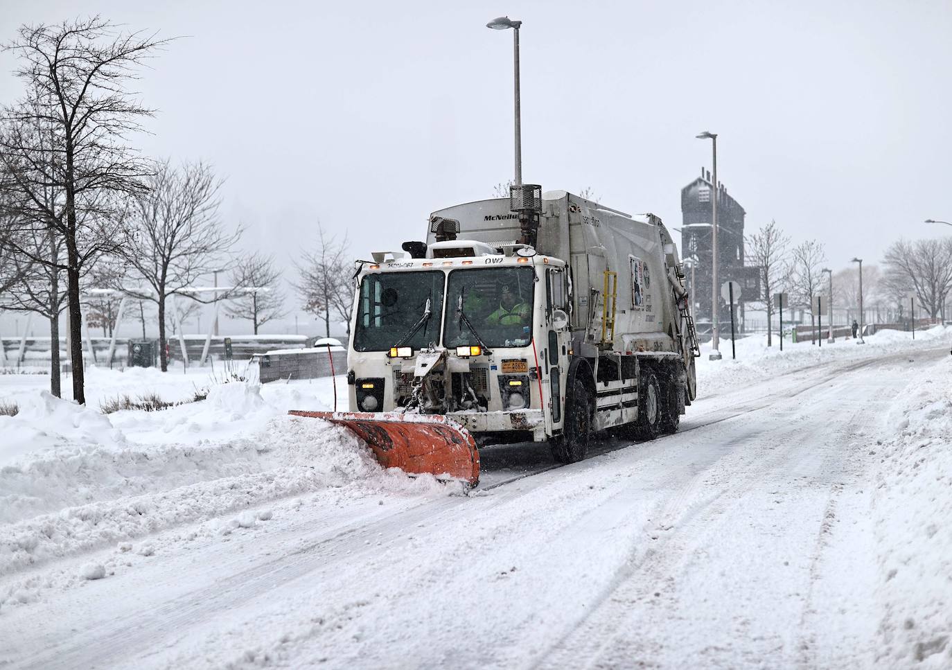 La primera gran nevada del año en Nueva York ha dejado imágenes impresionantes. Está incluso considerada como una de las más copiosas de la historia. Además, el cierre parcial del metro y la prohibición del tráfico de vehículos no esenciales provocó que muchos negocios tuviesen que cerrar ante la imposibilidad de que los empleados llegasen a los puestos de trabajo.