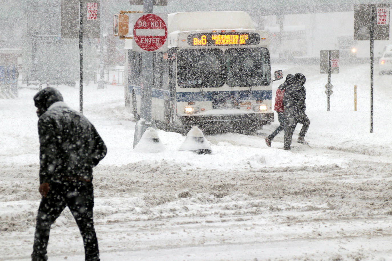 La primera gran nevada del año en Nueva York ha dejado imágenes impresionantes. Está incluso considerada como una de las más copiosas de la historia. Además, el cierre parcial del metro y la prohibición del tráfico de vehículos no esenciales provocó que muchos negocios tuviesen que cerrar ante la imposibilidad de que los empleados llegasen a los puestos de trabajo.